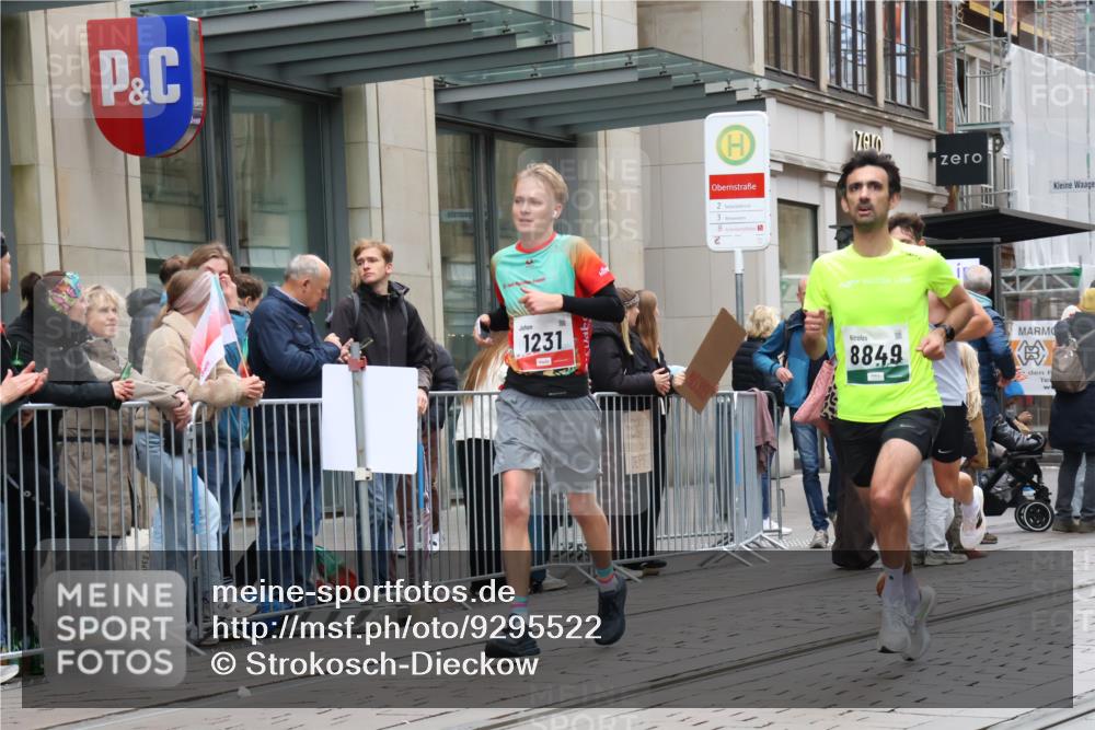 05.10.2025 - 20. swb-Marathon Bremen Strokosch-Dieckow http://msf.ph/oto/9295522 05.10.2025 12:54:49 Ziel 235, 298, 474, 508, 1231, 2132, 2151, 4030, 4807, 7213, 7551, 7883, 8849, 235, 298, 474, 508, 1231, 2132, 2151, 4030, 4807, 7213, 7551, 7883, 8849 meine-sportfotos.de