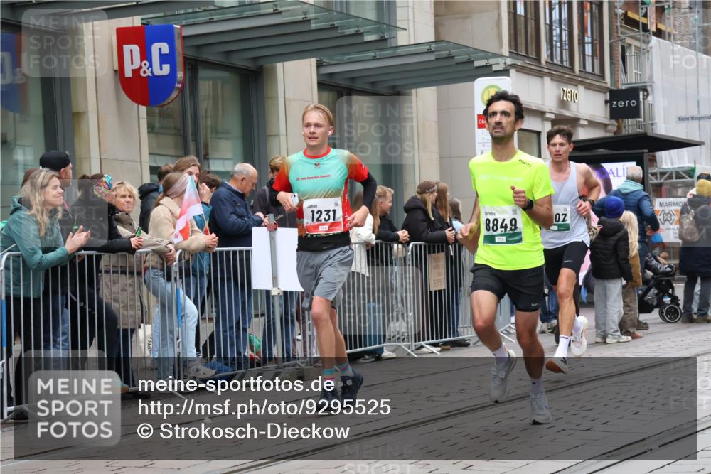 05.10.2025 - 20. swb-Marathon Bremen Strokosch-Dieckow http://msf.ph/oto/9295525 05.10.2025 12:54:49 Ziel 235, 298, 474, 508, 1231, 2132, 2151, 4030, 4807, 7213, 7551, 7883, 8849, 235, 298, 474, 508, 1231, 2132, 2151, 4030, 4807, 7213, 7551, 7883, 8849 meine-sportfotos.de