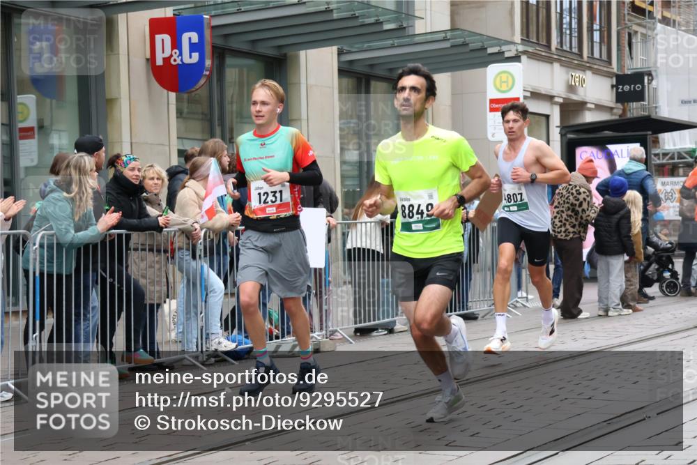 05.10.2025 - 20. swb-Marathon Bremen Strokosch-Dieckow http://msf.ph/oto/9295527 05.10.2025 12:54:49 Ziel 235, 298, 474, 508, 1231, 2132, 2151, 4030, 4807, 7213, 7551, 7883, 8849, 235, 298, 474, 508, 1231, 2132, 2151, 4030, 4807, 7213, 7551, 7883, 8849 meine-sportfotos.de