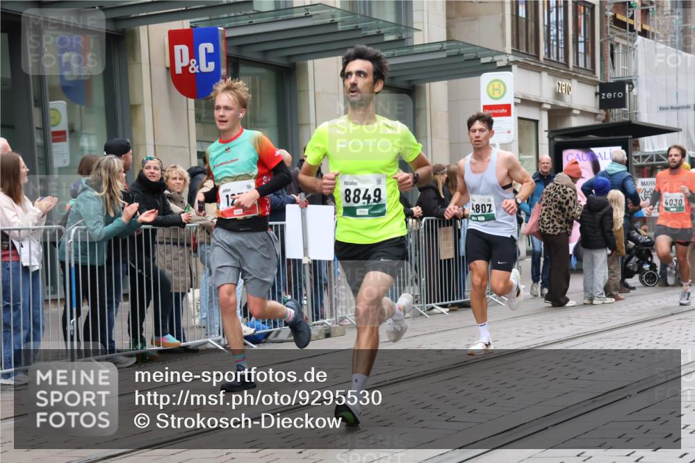 05.10.2025 - 20. swb-Marathon Bremen Strokosch-Dieckow http://msf.ph/oto/9295530 05.10.2025 12:54:50 Ziel 235, 298, 474, 508, 1231, 2132, 2151, 4030, 4807, 7213, 7883, 8849, 235, 298, 474, 508, 1231, 2132, 2151, 4030, 4807, 7213, 7883, 8849 meine-sportfotos.de