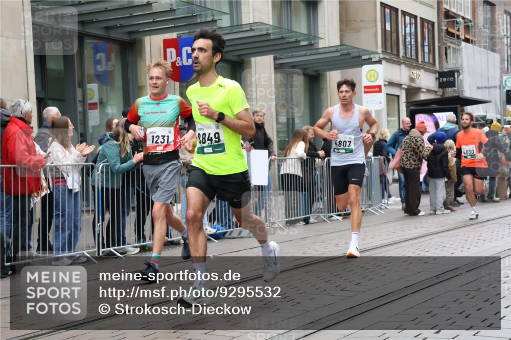 05.10.2025 - 20. swb-Marathon Bremen Strokosch-Dieckow http://msf.ph/oto/9295532 05.10.2025 12:54:50 Ziel 235, 298, 474, 508, 1231, 2132, 2151, 4030, 4807, 7213, 7883, 8849, 235, 298, 474, 508, 1231, 2132, 2151, 4030, 4807, 7213, 7883, 8849 meine-sportfotos.de