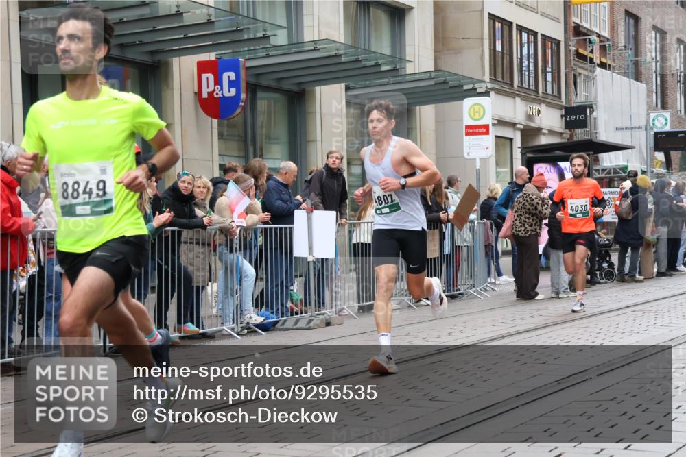 05.10.2025 - 20. swb-Marathon Bremen Strokosch-Dieckow http://msf.ph/oto/9295535 05.10.2025 12:54:50 Ziel 235, 298, 474, 508, 1231, 2132, 2151, 4030, 4807, 7213, 7883, 8849, 235, 298, 474, 508, 1231, 2132, 2151, 4030, 4807, 7213, 7883, 8849 meine-sportfotos.de
