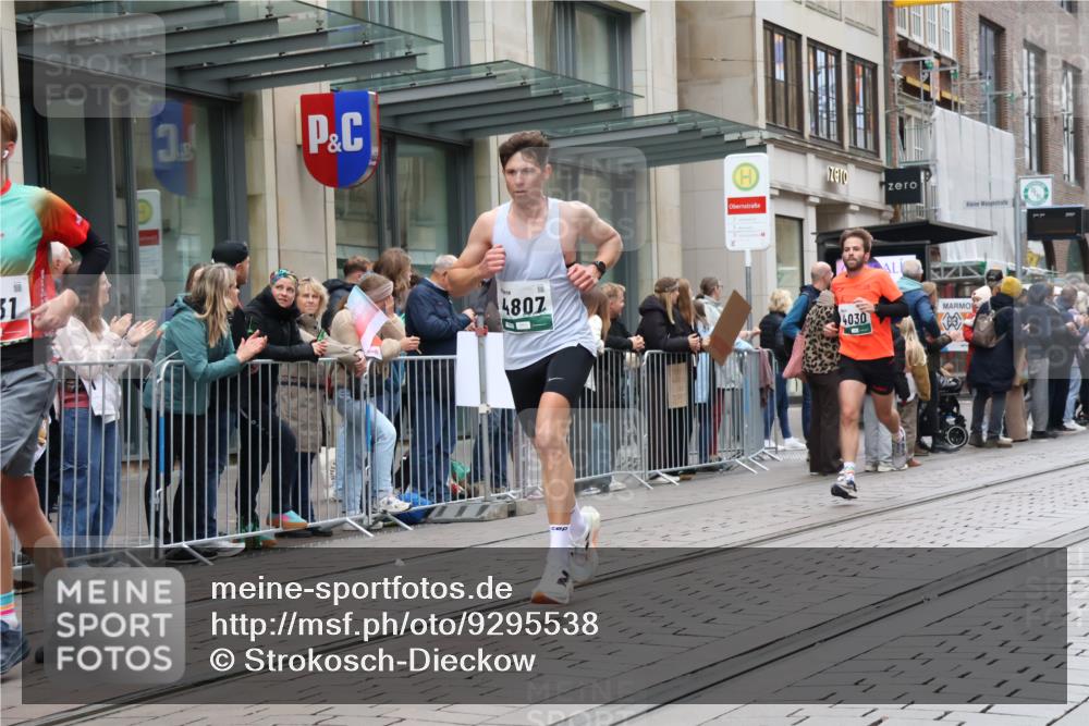 05.10.2025 - 20. swb-Marathon Bremen Strokosch-Dieckow http://msf.ph/oto/9295538 05.10.2025 12:54:50 Ziel 235, 298, 474, 508, 1231, 2132, 2151, 4030, 4807, 7213, 7883, 8849, 235, 298, 474, 508, 1231, 2132, 2151, 4030, 4807, 7213, 7883, 8849 meine-sportfotos.de