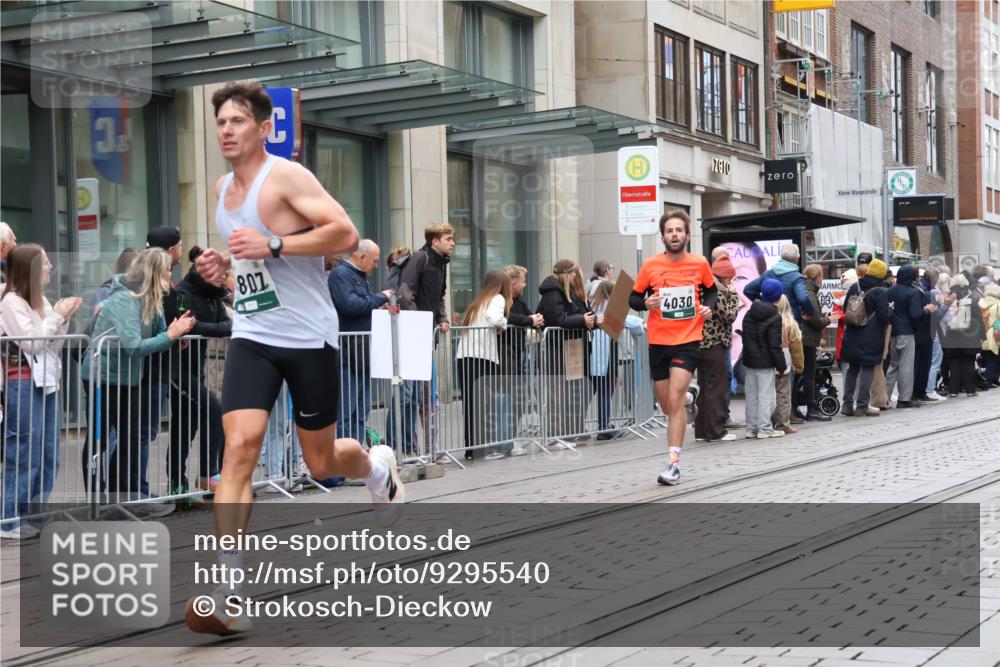 05.10.2025 - 20. swb-Marathon Bremen Strokosch-Dieckow http://msf.ph/oto/9295540 05.10.2025 12:54:51 Ziel 235, 474, 508, 1231, 2132, 2151, 4030, 4807, 6444, 7213, 7883, 8849, 235, 474, 508, 1231, 2132, 2151, 4030, 4807, 6444, 7213, 7883, 8849 meine-sportfotos.de