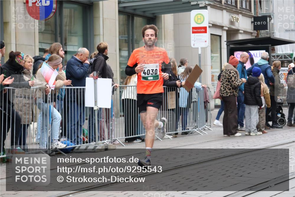 05.10.2025 - 20. swb-Marathon Bremen Strokosch-Dieckow http://msf.ph/oto/9295543 05.10.2025 12:54:52 Ziel 235, 474, 1231, 2132, 2151, 4030, 4807, 6444, 7213, 7883, 8849, 235, 474, 1231, 2132, 2151, 4030, 4807, 6444, 7213, 7883, 8849 meine-sportfotos.de