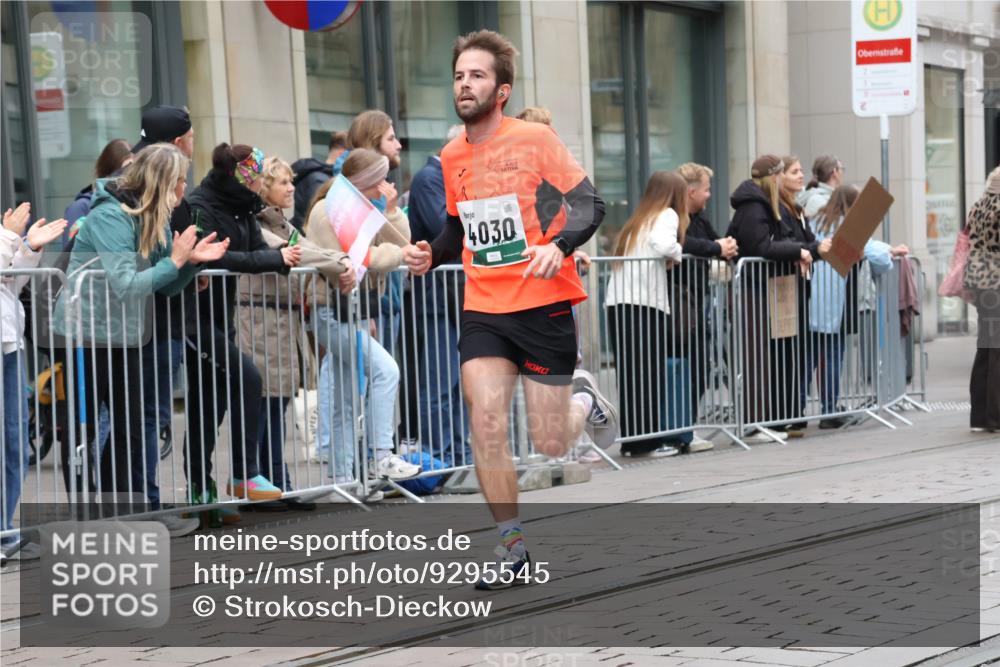 05.10.2025 - 20. swb-Marathon Bremen Strokosch-Dieckow http://msf.ph/oto/9295545 05.10.2025 12:54:52 Ziel 235, 474, 1231, 2132, 2151, 4030, 4807, 6444, 7213, 7883, 8849, 235, 474, 1231, 2132, 2151, 4030, 4807, 6444, 7213, 7883, 8849 meine-sportfotos.de