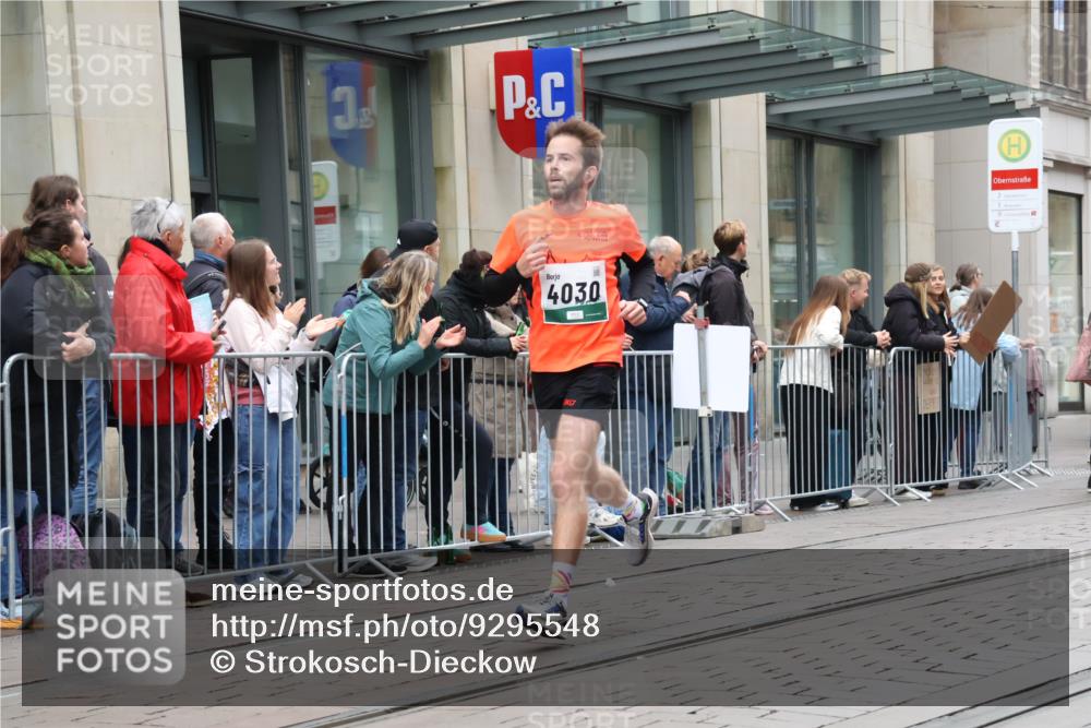 05.10.2025 - 20. swb-Marathon Bremen Strokosch-Dieckow http://msf.ph/oto/9295548 05.10.2025 12:54:52 Ziel 235, 474, 1231, 2132, 2151, 4030, 4807, 6444, 7213, 7883, 8849, 235, 474, 1231, 2132, 2151, 4030, 4807, 6444, 7213, 7883, 8849 meine-sportfotos.de