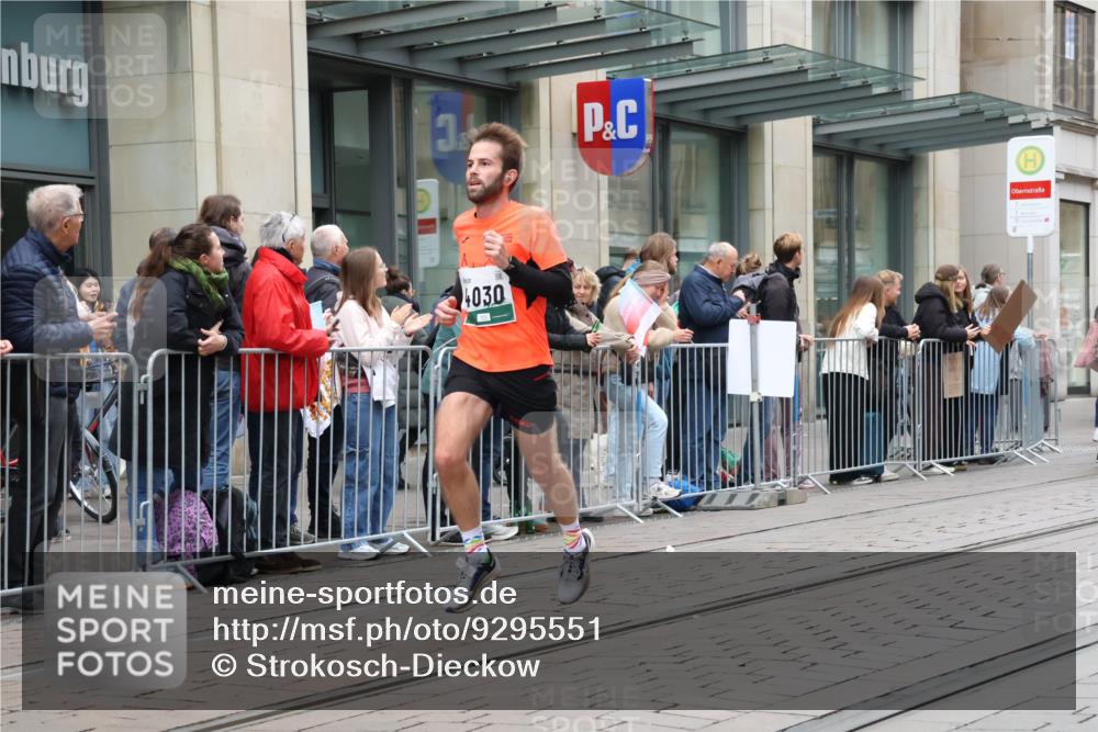 05.10.2025 - 20. swb-Marathon Bremen Strokosch-Dieckow http://msf.ph/oto/9295551 05.10.2025 12:54:53 Ziel 235, 474, 1231, 2132, 2151, 4030, 4807, 6444, 7213, 7883, 8849, 235, 474, 1231, 2132, 2151, 4030, 4807, 6444, 7213, 7883, 8849 meine-sportfotos.de
