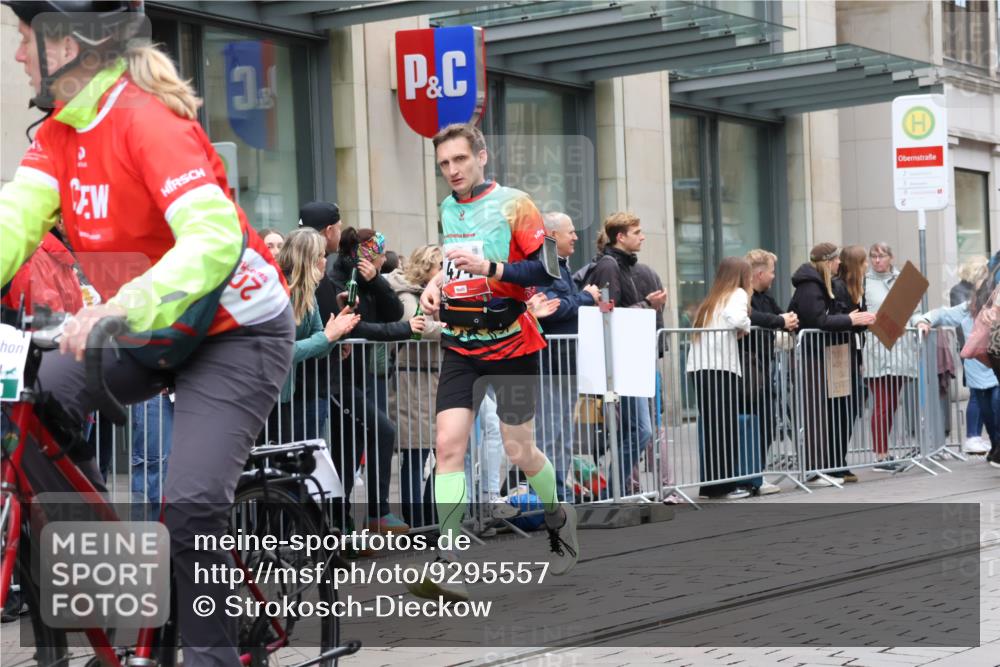 05.10.2025 - 20. swb-Marathon Bremen Strokosch-Dieckow http://msf.ph/oto/9295557 05.10.2025 12:55:02 Ziel 235, 474, 1443, 1907, 1912, 2132, 6444, 7213, 7883, 235, 474, 1443, 1907, 1912, 2132, 6444, 7213, 7883 meine-sportfotos.de