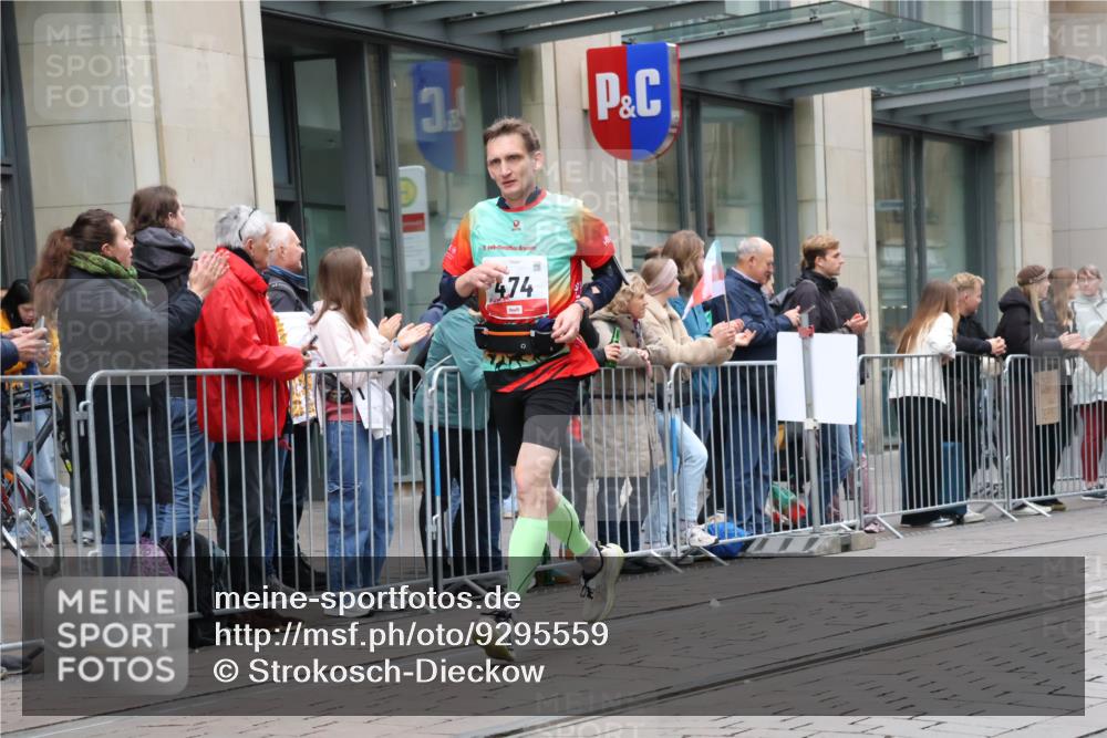 05.10.2025 - 20. swb-Marathon Bremen Strokosch-Dieckow http://msf.ph/oto/9295559 05.10.2025 12:55:02 Ziel 235, 474, 1443, 1907, 1912, 2132, 6444, 7213, 7883, 235, 474, 1443, 1907, 1912, 2132, 6444, 7213, 7883 meine-sportfotos.de