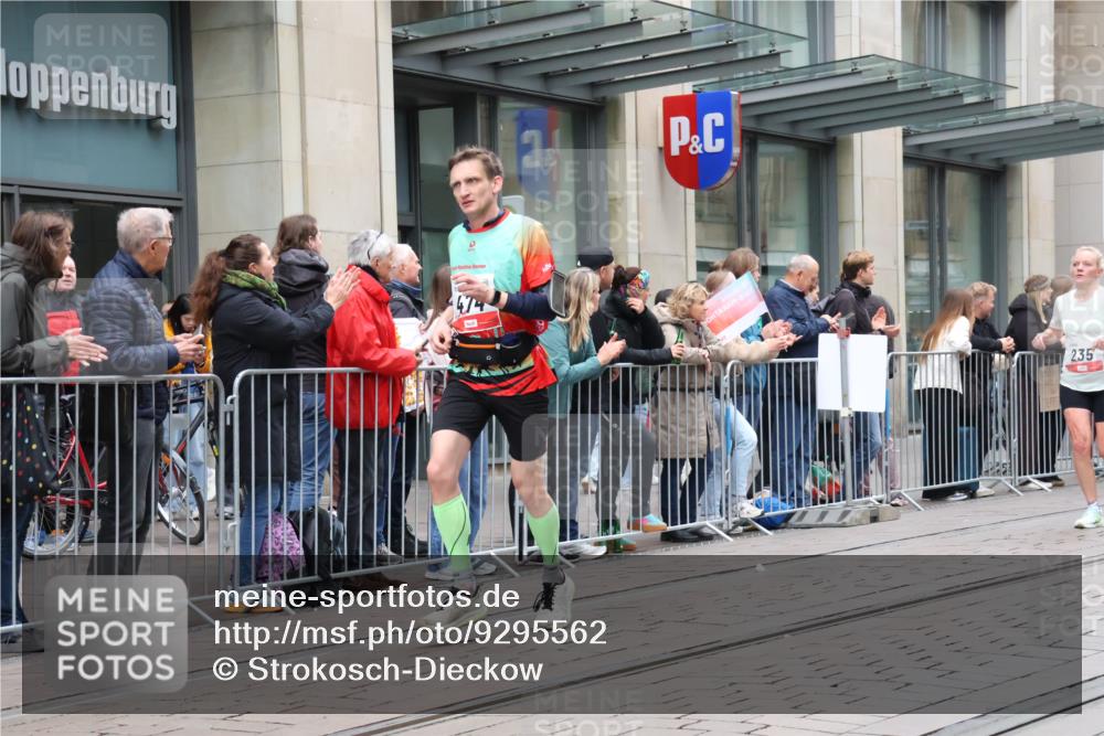 05.10.2025 - 20. swb-Marathon Bremen Strokosch-Dieckow http://msf.ph/oto/9295562 05.10.2025 12:55:02 Ziel 235, 474, 1443, 1907, 1912, 2132, 6444, 7213, 7883, 235, 474, 1443, 1907, 1912, 2132, 6444, 7213, 7883 meine-sportfotos.de