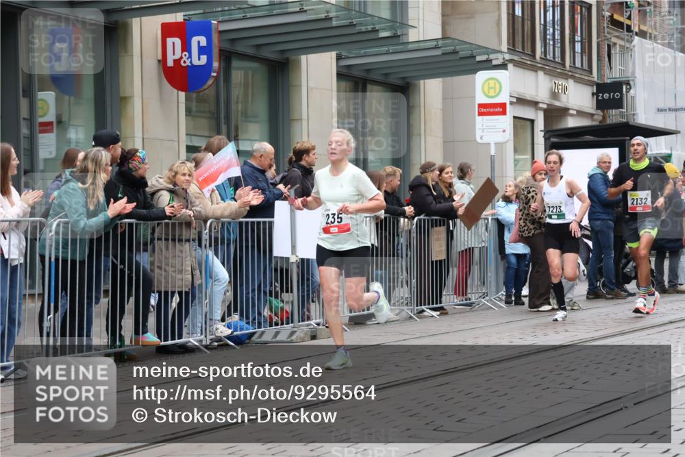 05.10.2025 - 20. swb-Marathon Bremen Strokosch-Dieckow http://msf.ph/oto/9295564 05.10.2025 12:55:03 Ziel 235, 474, 1443, 1907, 1912, 2132, 6444, 7213, 7883, 235, 474, 1443, 1907, 1912, 2132, 6444, 7213, 7883 meine-sportfotos.de