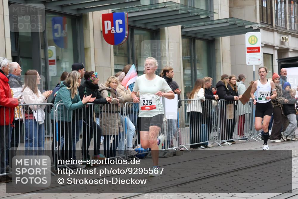05.10.2025 - 20. swb-Marathon Bremen Strokosch-Dieckow http://msf.ph/oto/9295567 05.10.2025 12:55:03 Ziel 235, 474, 1443, 1907, 1912, 2132, 6444, 7213, 7883, 235, 474, 1443, 1907, 1912, 2132, 6444, 7213, 7883 meine-sportfotos.de