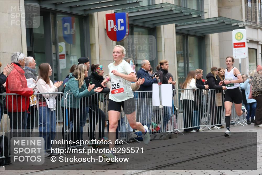05.10.2025 - 20. swb-Marathon Bremen Strokosch-Dieckow http://msf.ph/oto/9295571 05.10.2025 12:55:04 Ziel 235, 474, 1443, 1907, 1912, 2132, 6075, 6444, 7213, 7883, 235, 474, 1443, 1907, 1912, 2132, 6075, 6444, 7213, 7883 meine-sportfotos.de