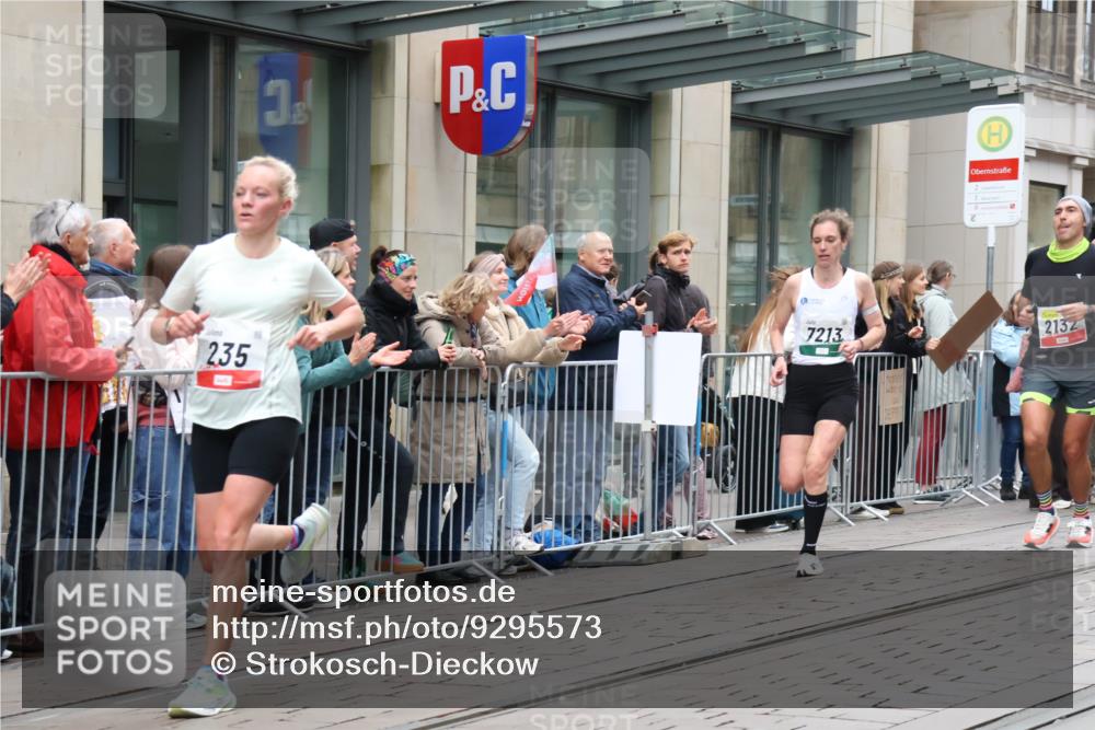 05.10.2025 - 20. swb-Marathon Bremen Strokosch-Dieckow http://msf.ph/oto/9295573 05.10.2025 12:55:04 Ziel 235, 474, 1443, 1907, 1912, 2132, 6075, 6444, 7213, 7883, 235, 474, 1443, 1907, 1912, 2132, 6075, 6444, 7213, 7883 meine-sportfotos.de