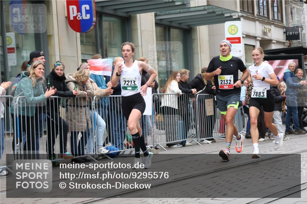 05.10.2025 - 20. swb-Marathon Bremen Strokosch-Dieckow http://msf.ph/oto/9295576 05.10.2025 12:55:04 Ziel 235, 474, 1443, 1907, 1912, 2132, 6075, 6444, 7213, 7883, 235, 474, 1443, 1907, 1912, 2132, 6075, 6444, 7213, 7883 meine-sportfotos.de