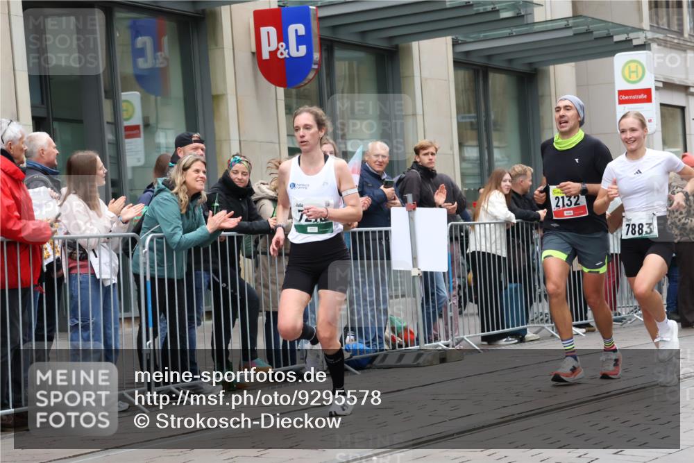 05.10.2025 - 20. swb-Marathon Bremen Strokosch-Dieckow http://msf.ph/oto/9295578 05.10.2025 12:55:05 Ziel 235, 474, 1443, 1907, 1912, 2132, 6075, 6444, 7213, 7883, 235, 474, 1443, 1907, 1912, 2132, 6075, 6444, 7213, 7883 meine-sportfotos.de