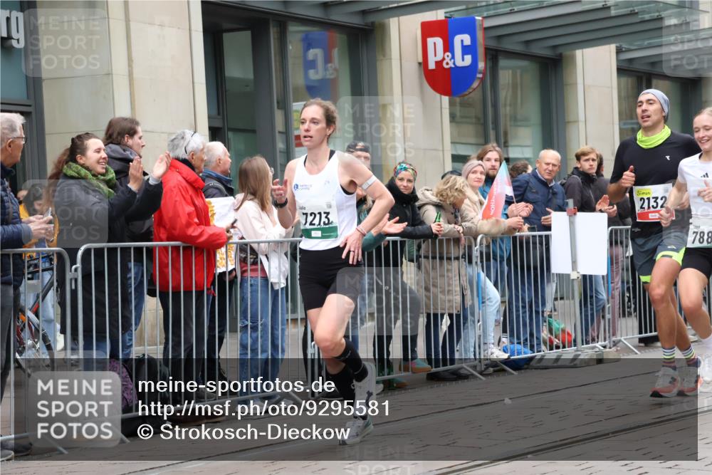 05.10.2025 - 20. swb-Marathon Bremen Strokosch-Dieckow http://msf.ph/oto/9295581 05.10.2025 12:55:05 Ziel 235, 474, 1443, 1907, 1912, 2132, 6075, 6444, 7213, 7883, 235, 474, 1443, 1907, 1912, 2132, 6075, 6444, 7213, 7883 meine-sportfotos.de