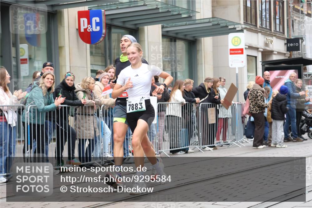 05.10.2025 - 20. swb-Marathon Bremen Strokosch-Dieckow http://msf.ph/oto/9295584 05.10.2025 12:55:05 Ziel 235, 474, 1443, 1907, 1912, 2132, 6075, 6444, 7213, 7883, 235, 474, 1443, 1907, 1912, 2132, 6075, 6444, 7213, 7883 meine-sportfotos.de