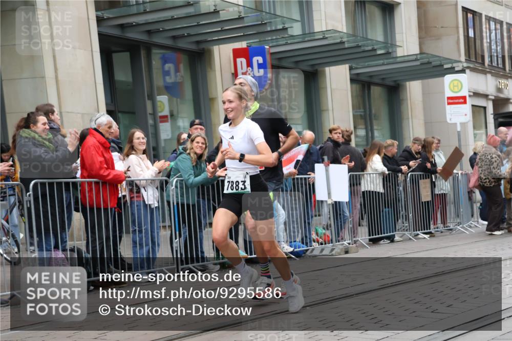 05.10.2025 - 20. swb-Marathon Bremen Strokosch-Dieckow http://msf.ph/oto/9295586 05.10.2025 12:55:06 Ziel 235, 474, 1443, 1907, 1912, 2132, 6075, 6444, 7213, 7883, 235, 474, 1443, 1907, 1912, 2132, 6075, 6444, 7213, 7883 meine-sportfotos.de