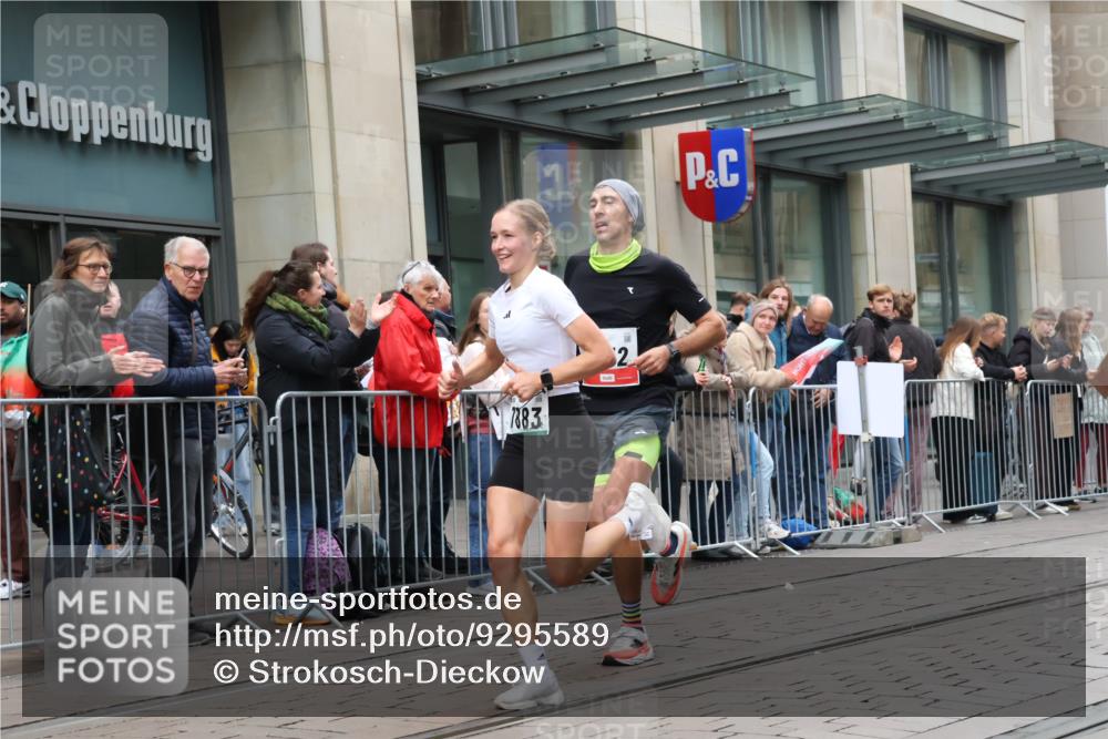 05.10.2025 - 20. swb-Marathon Bremen Strokosch-Dieckow http://msf.ph/oto/9295589 05.10.2025 12:55:06 Ziel 235, 474, 1443, 1907, 1912, 2132, 6075, 6444, 7213, 7883, 235, 474, 1443, 1907, 1912, 2132, 6075, 6444, 7213, 7883 meine-sportfotos.de
