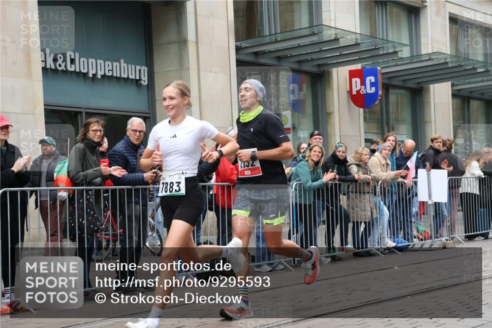 05.10.2025 - 20. swb-Marathon Bremen Strokosch-Dieckow http://msf.ph/oto/9295593 05.10.2025 12:55:06 Ziel 235, 474, 1443, 1907, 1912, 2132, 6075, 6444, 7213, 7883, 235, 474, 1443, 1907, 1912, 2132, 6075, 6444, 7213, 7883 meine-sportfotos.de