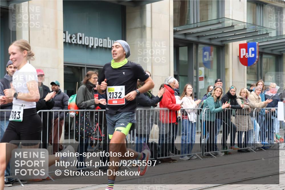 05.10.2025 - 20. swb-Marathon Bremen Strokosch-Dieckow http://msf.ph/oto/9295597 05.10.2025 12:55:07 Ziel 235, 474, 1443, 1907, 1912, 2132, 6075, 6444, 7213, 7883, 235, 474, 1443, 1907, 1912, 2132, 6075, 6444, 7213, 7883 meine-sportfotos.de