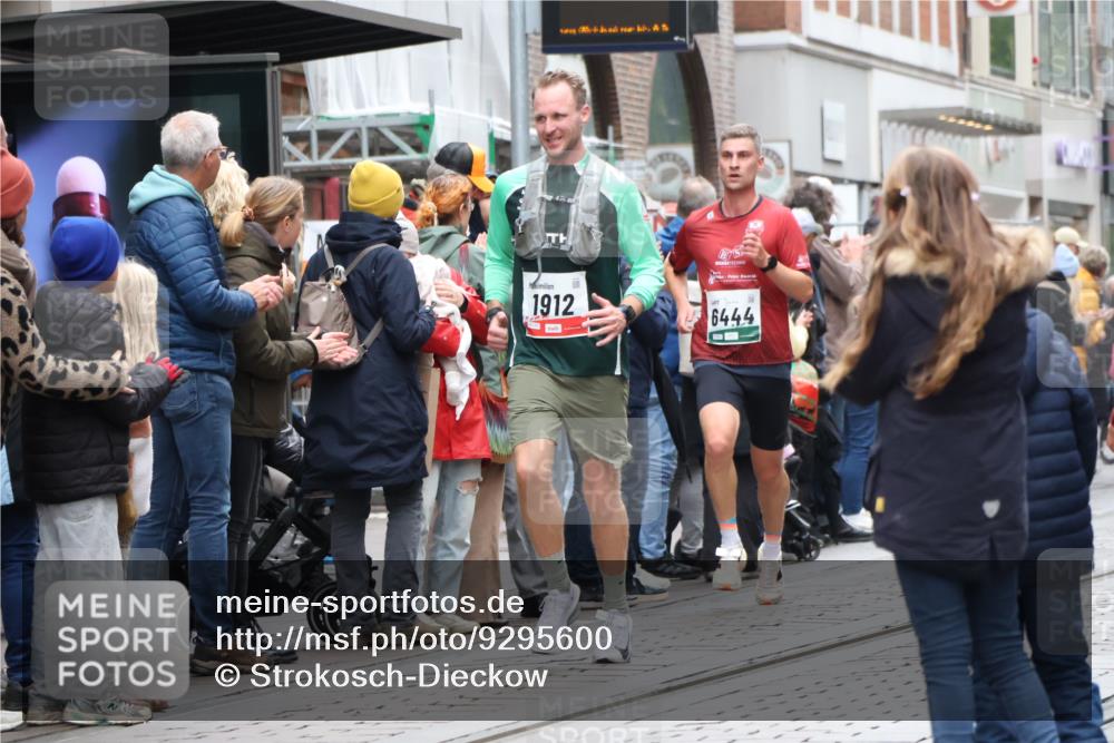 05.10.2025 - 20. swb-Marathon Bremen Strokosch-Dieckow http://msf.ph/oto/9295600 05.10.2025 12:55:09 Ziel 235, 474, 735, 1443, 1907, 1912, 2132, 6075, 6444, 7883, 235, 474, 735, 1443, 1907, 1912, 2132, 6075, 6444, 7883 meine-sportfotos.de