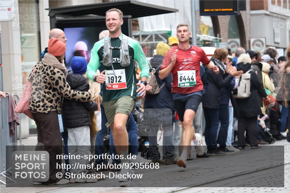 05.10.2025 - 20. swb-Marathon Bremen Strokosch-Dieckow http://msf.ph/oto/9295608 05.10.2025 12:55:10 Ziel 140, 235, 474, 735, 1443, 1567, 1907, 1912, 2132, 6075, 6444, 140, 235, 474, 735, 1443, 1567, 1907, 1912, 2132, 6075, 6444 meine-sportfotos.de