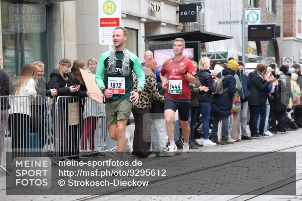 05.10.2025 - 20. swb-Marathon Bremen Strokosch-Dieckow http://msf.ph/oto/9295612 05.10.2025 12:55:11 Ziel 140, 474, 735, 933, 1443, 1567, 1907, 1912, 2132, 6075, 6444, 140, 474, 735, 933, 1443, 1567, 1907, 1912, 2132, 6075, 6444 meine-sportfotos.de