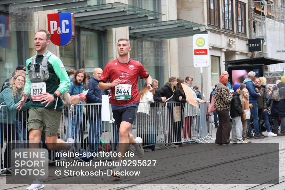 05.10.2025 - 20. swb-Marathon Bremen Strokosch-Dieckow http://msf.ph/oto/9295627 05.10.2025 12:55:13 Ziel 140, 474, 735, 933, 1443, 1567, 1616, 1907, 1912, 2132, 6075, 6444, 140, 474, 735, 933, 1443, 1567, 1616, 1907, 1912, 2132, 6075, 6444 meine-sportfotos.de