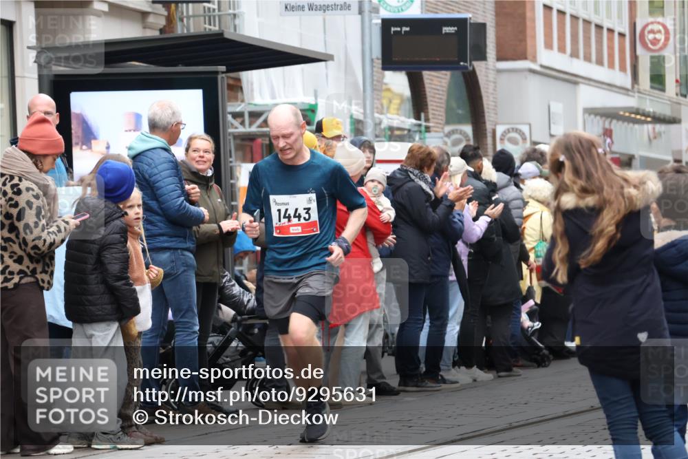 05.10.2025 - 20. swb-Marathon Bremen Strokosch-Dieckow http://msf.ph/oto/9295631 05.10.2025 12:55:15 Ziel 140, 735, 933, 1232, 1443, 1567, 1616, 1907, 1912, 6075, 6444, 140, 735, 933, 1232, 1443, 1567, 1616, 1907, 1912, 6075, 6444 meine-sportfotos.de