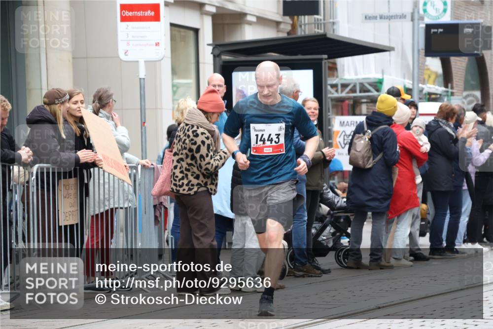 05.10.2025 - 20. swb-Marathon Bremen Strokosch-Dieckow http://msf.ph/oto/9295636 05.10.2025 12:55:16 Ziel 140, 735, 933, 1232, 1443, 1567, 1616, 1907, 1912, 6075, 6444, 140, 735, 933, 1232, 1443, 1567, 1616, 1907, 1912, 6075, 6444 meine-sportfotos.de