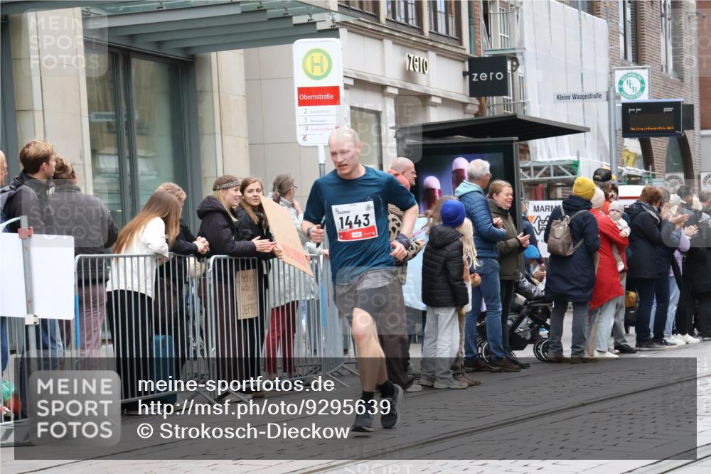 05.10.2025 - 20. swb-Marathon Bremen Strokosch-Dieckow http://msf.ph/oto/9295639 05.10.2025 12:55:16 Ziel 140, 735, 933, 1232, 1443, 1567, 1616, 1907, 1912, 6075, 6444, 140, 735, 933, 1232, 1443, 1567, 1616, 1907, 1912, 6075, 6444 meine-sportfotos.de