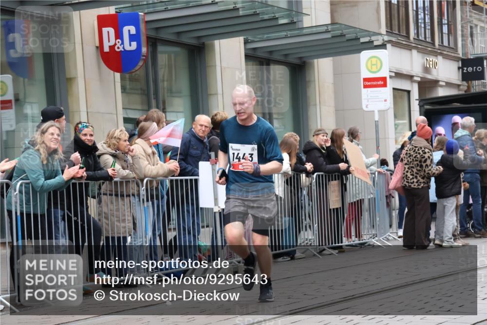 05.10.2025 - 20. swb-Marathon Bremen Strokosch-Dieckow http://msf.ph/oto/9295643 05.10.2025 12:55:17 Ziel 140, 735, 933, 1232, 1443, 1567, 1616, 1907, 1912, 5595, 6075, 140, 735, 933, 1232, 1443, 1567, 1616, 1907, 1912, 5595, 6075 meine-sportfotos.de