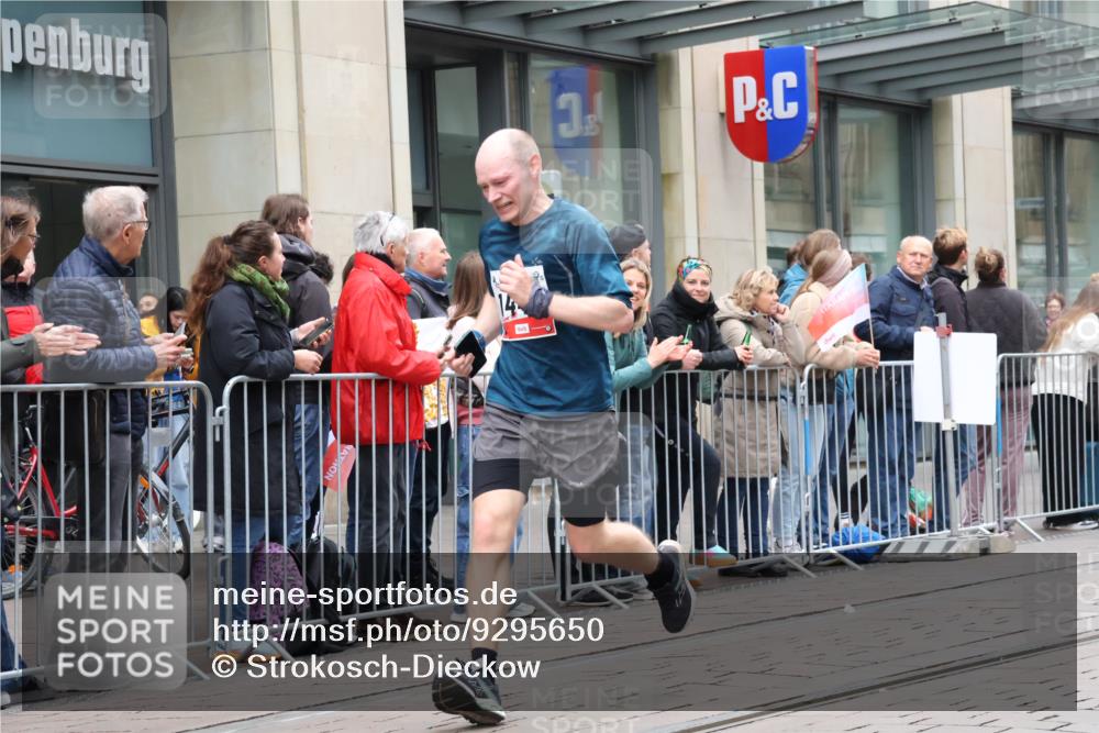 05.10.2025 - 20. swb-Marathon Bremen Strokosch-Dieckow http://msf.ph/oto/9295650 05.10.2025 12:55:18 Ziel 140, 735, 933, 1232, 1443, 1567, 1616, 1907, 1912, 5595, 6075, 140, 735, 933, 1232, 1443, 1567, 1616, 1907, 1912, 5595, 6075 meine-sportfotos.de