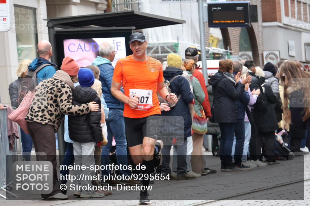 05.10.2025 - 20. swb-Marathon Bremen Strokosch-Dieckow http://msf.ph/oto/9295654 05.10.2025 12:55:20 Ziel 140, 735, 933, 1232, 1418, 1567, 1616, 1907, 1912, 5595, 6075, 140, 735, 933, 1232, 1418, 1567, 1616, 1907, 1912, 5595, 6075 meine-sportfotos.de