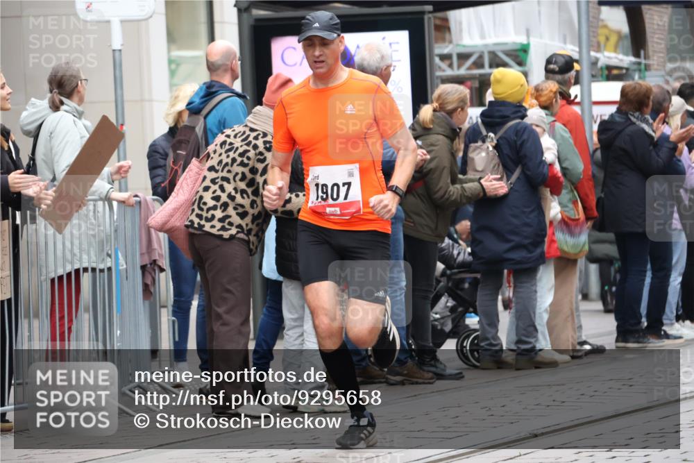 05.10.2025 - 20. swb-Marathon Bremen Strokosch-Dieckow http://msf.ph/oto/9295658 05.10.2025 12:55:20 Ziel 140, 735, 933, 1232, 1418, 1567, 1616, 1907, 1912, 5595, 6075, 140, 735, 933, 1232, 1418, 1567, 1616, 1907, 1912, 5595, 6075 meine-sportfotos.de