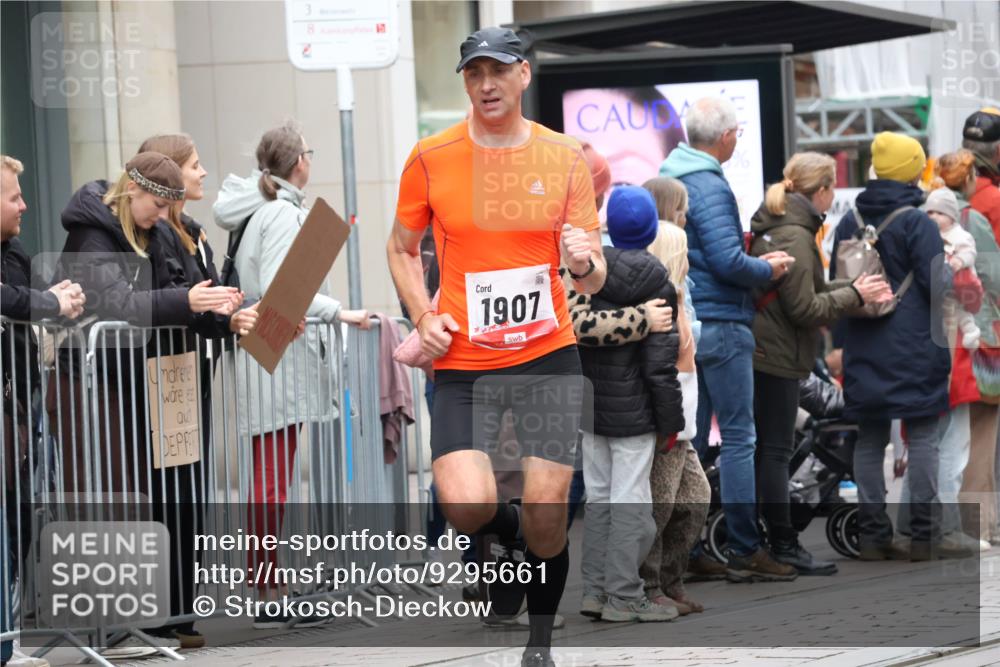 05.10.2025 - 20. swb-Marathon Bremen Strokosch-Dieckow http://msf.ph/oto/9295661 05.10.2025 12:55:21 Ziel 140, 735, 933, 1232, 1418, 1567, 1616, 1907, 5595, 6075, 140, 735, 933, 1232, 1418, 1567, 1616, 1907, 5595, 6075 meine-sportfotos.de