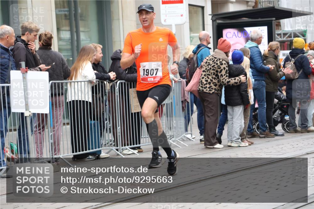 05.10.2025 - 20. swb-Marathon Bremen Strokosch-Dieckow http://msf.ph/oto/9295663 05.10.2025 12:55:21 Ziel 140, 735, 933, 1232, 1418, 1567, 1616, 1907, 5595, 6075, 140, 735, 933, 1232, 1418, 1567, 1616, 1907, 5595, 6075 meine-sportfotos.de