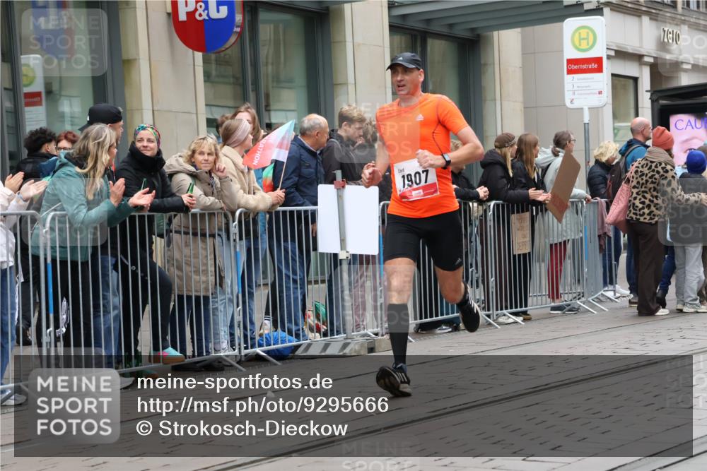 05.10.2025 - 20. swb-Marathon Bremen Strokosch-Dieckow http://msf.ph/oto/9295666 05.10.2025 12:55:22 Ziel 140, 735, 787, 933, 1232, 1245, 1418, 1567, 1616, 1907, 2268, 5595, 6075, 140, 735, 787, 933, 1232, 1245, 1418, 1567, 1616, 1907, 2268, 5595, 6075 meine-sportfotos.de