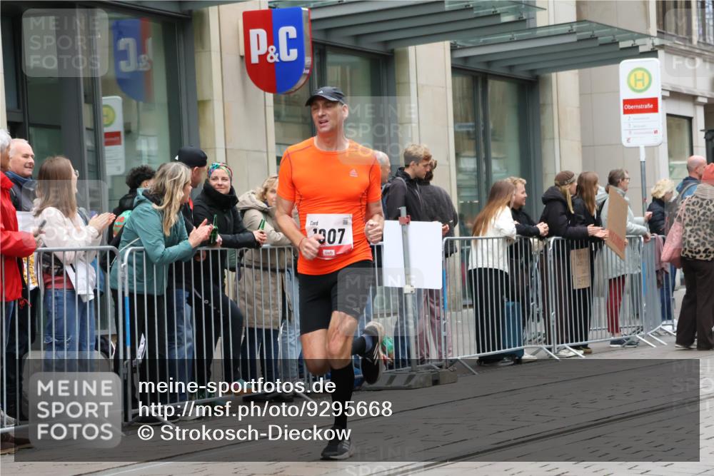 05.10.2025 - 20. swb-Marathon Bremen Strokosch-Dieckow http://msf.ph/oto/9295668 05.10.2025 12:55:22 Ziel 140, 735, 787, 933, 1232, 1245, 1418, 1567, 1616, 1907, 2268, 5595, 6075, 140, 735, 787, 933, 1232, 1245, 1418, 1567, 1616, 1907, 2268, 5595, 6075 meine-sportfotos.de