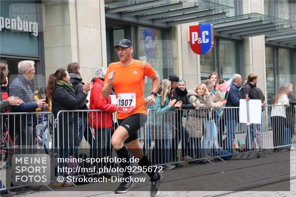 05.10.2025 - 20. swb-Marathon Bremen Strokosch-Dieckow http://msf.ph/oto/9295672 05.10.2025 12:55:23 Ziel 140, 735, 787, 933, 1232, 1245, 1418, 1567, 1616, 1907, 2268, 5595, 6075, 140, 735, 787, 933, 1232, 1245, 1418, 1567, 1616, 1907, 2268, 5595, 6075 meine-sportfotos.de