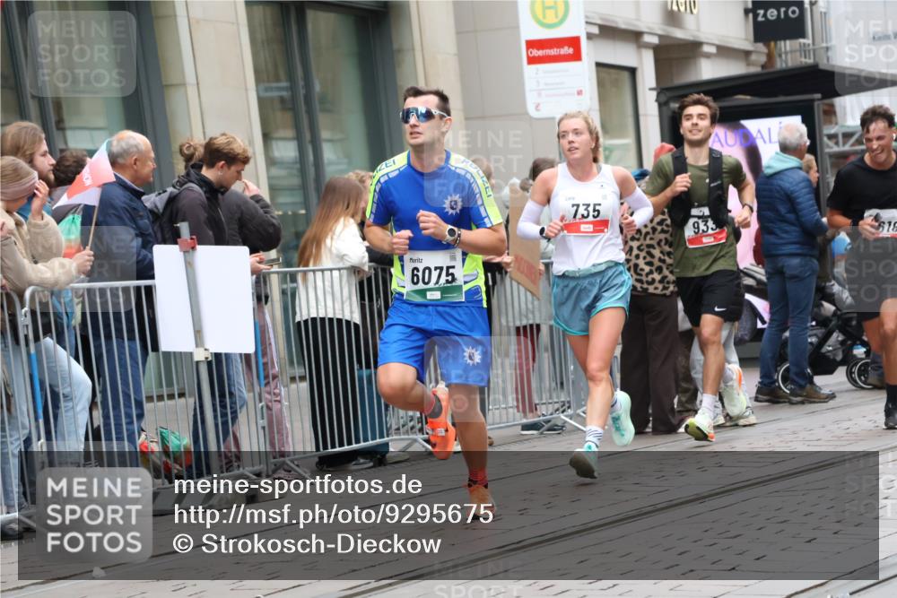 05.10.2025 - 20. swb-Marathon Bremen Strokosch-Dieckow http://msf.ph/oto/9295675 05.10.2025 12:55:24 Ziel 140, 735, 787, 933, 1232, 1245, 1418, 1567, 1616, 1907, 2268, 5595, 6075, 140, 735, 787, 933, 1232, 1245, 1418, 1567, 1616, 1907, 2268, 5595, 6075 meine-sportfotos.de
