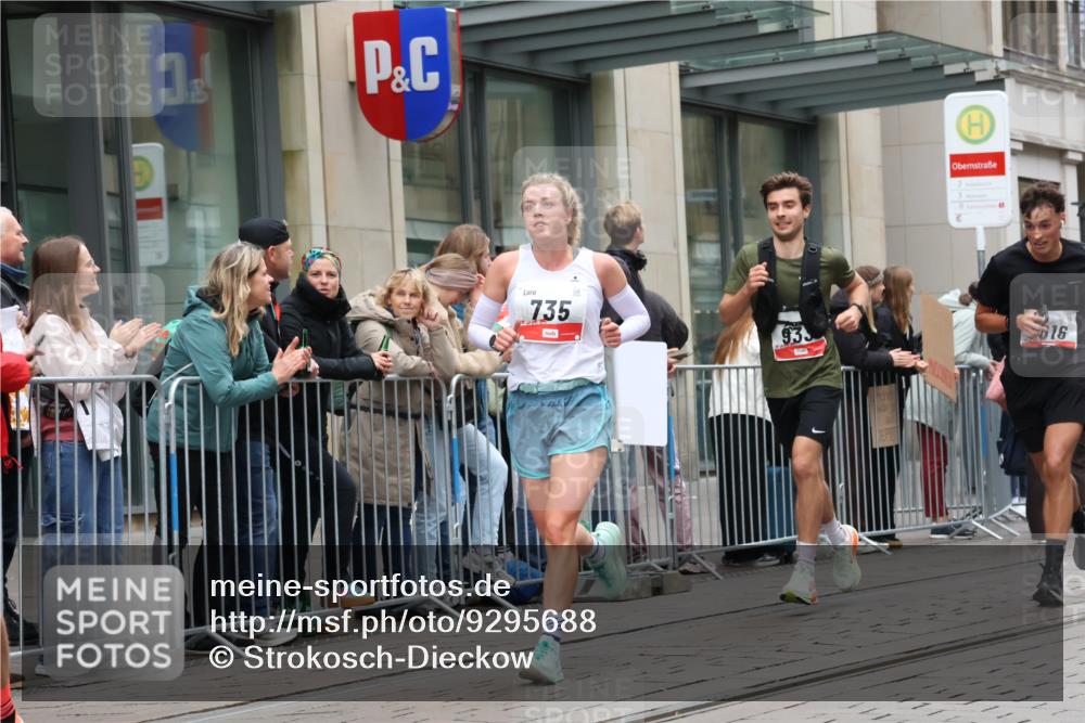 05.10.2025 - 20. swb-Marathon Bremen Strokosch-Dieckow http://msf.ph/oto/9295688 05.10.2025 12:55:26 Ziel 140, 735, 787, 933, 1232, 1245, 1418, 1567, 1616, 1907, 2268, 4375, 5595, 6075, 140, 735, 787, 933, 1232, 1245, 1418, 1567, 1616, 1907, 2268, 4375, 5595, 6075 meine-sportfotos.de