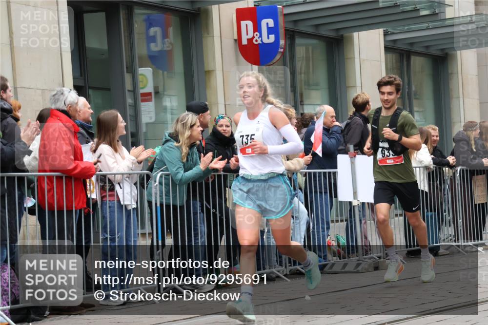 05.10.2025 - 20. swb-Marathon Bremen Strokosch-Dieckow http://msf.ph/oto/9295691 05.10.2025 12:55:26 Ziel 140, 735, 787, 933, 1232, 1245, 1418, 1567, 1616, 1907, 2268, 4375, 5595, 6075, 140, 735, 787, 933, 1232, 1245, 1418, 1567, 1616, 1907, 2268, 4375, 5595, 6075 meine-sportfotos.de