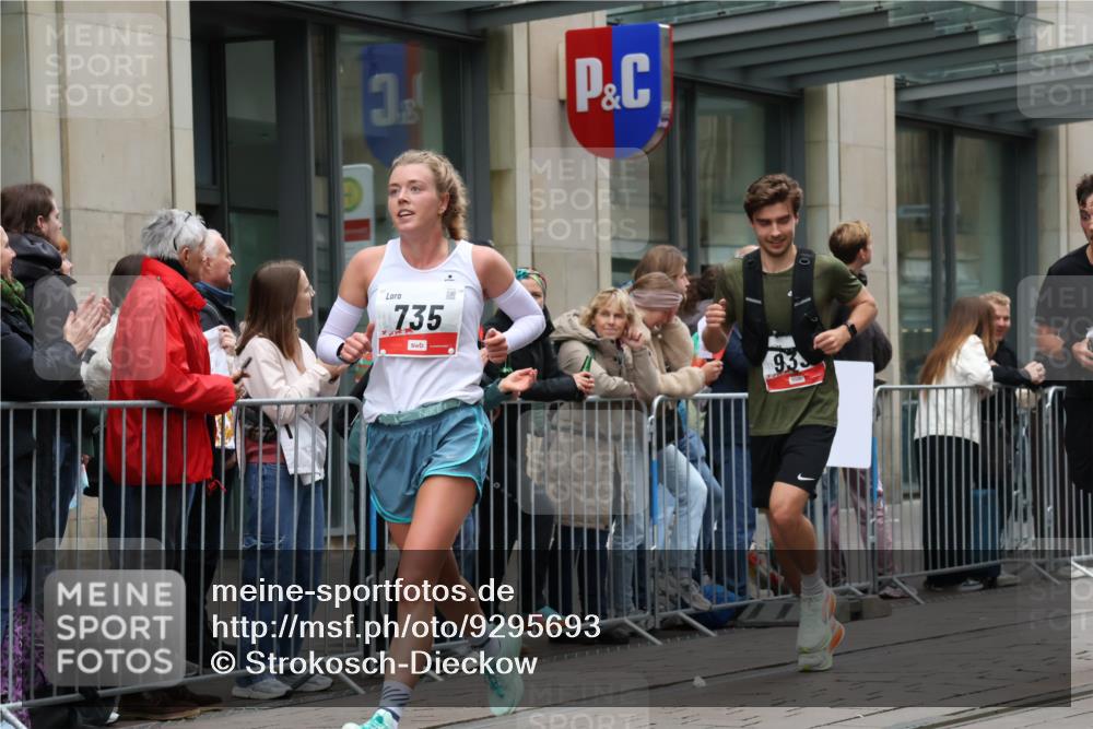 05.10.2025 - 20. swb-Marathon Bremen Strokosch-Dieckow http://msf.ph/oto/9295693 05.10.2025 12:55:26 Ziel 140, 735, 787, 933, 1232, 1245, 1418, 1567, 1616, 1907, 2268, 4375, 5595, 6075, 140, 735, 787, 933, 1232, 1245, 1418, 1567, 1616, 1907, 2268, 4375, 5595, 6075 meine-sportfotos.de