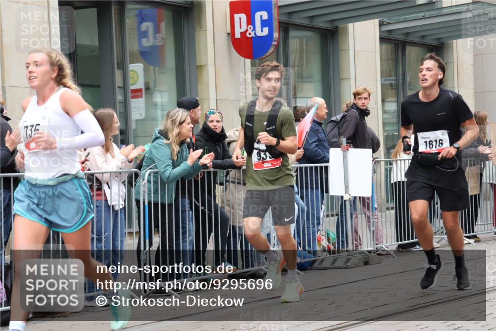 05.10.2025 - 20. swb-Marathon Bremen Strokosch-Dieckow http://msf.ph/oto/9295696 05.10.2025 12:55:27 Ziel 140, 735, 787, 902, 933, 1232, 1245, 1418, 1567, 1616, 2268, 4375, 5595, 6075, 140, 735, 787, 902, 933, 1232, 1245, 1418, 1567, 1616, 2268, 4375, 5595, 6075 meine-sportfotos.de