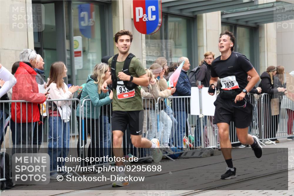 05.10.2025 - 20. swb-Marathon Bremen Strokosch-Dieckow http://msf.ph/oto/9295698 05.10.2025 12:55:27 Ziel 140, 735, 787, 902, 933, 1232, 1245, 1418, 1567, 1616, 2268, 4375, 5595, 6075, 140, 735, 787, 902, 933, 1232, 1245, 1418, 1567, 1616, 2268, 4375, 5595, 6075 meine-sportfotos.de