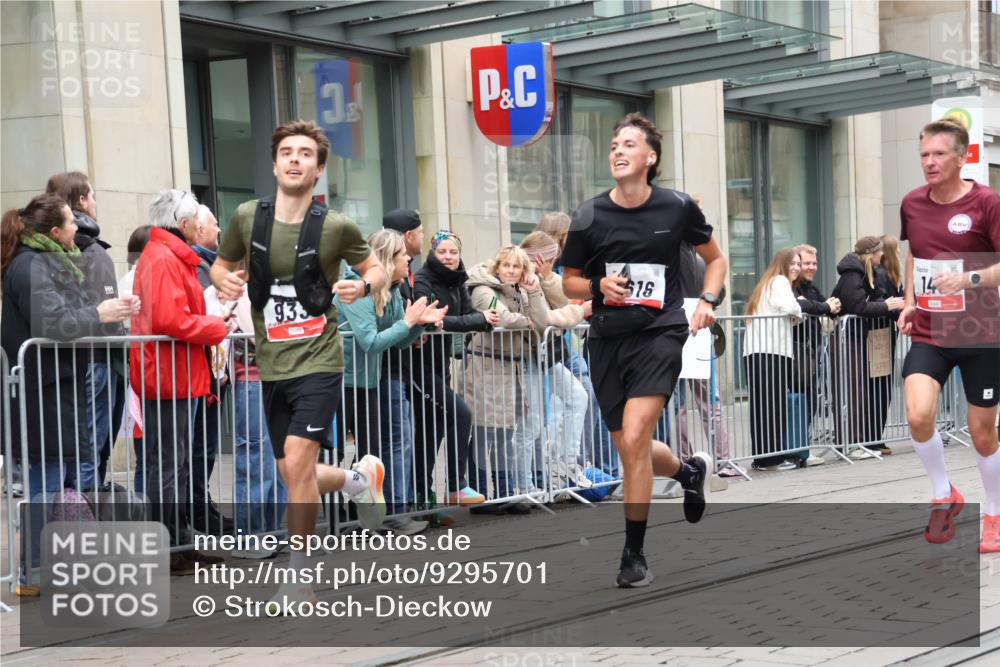 05.10.2025 - 20. swb-Marathon Bremen Strokosch-Dieckow http://msf.ph/oto/9295701 05.10.2025 12:55:27 Ziel 140, 735, 787, 902, 933, 1232, 1245, 1418, 1567, 1616, 2268, 4375, 5595, 6075, 140, 735, 787, 902, 933, 1232, 1245, 1418, 1567, 1616, 2268, 4375, 5595, 6075 meine-sportfotos.de